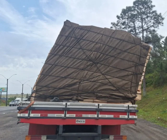VÍDEO: Caminhão com carga inclinada flagrado na BR-101/SC tem 11 multas VÍDEO: Caminhão com carga inclinada flagrado na BR-101/SC tem 11 multas