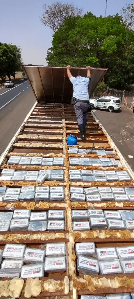 VÍDEO: Caminhoneiro é preso na Washington Luís (SP-310) por tráfico de drogas