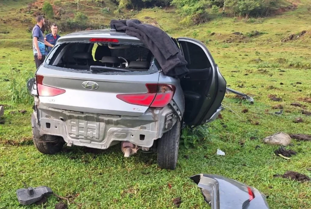 Carro roubado se envolve em acidente em Florianópolis (SC) e condutor morre