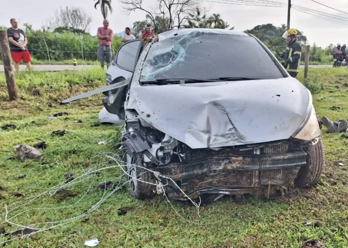 Carro roubado se envolve em acidente em Florianópolis (SC) e condutor morre Carro roubado se envolve em acidente em Florianópolis (SC) e condutor morre