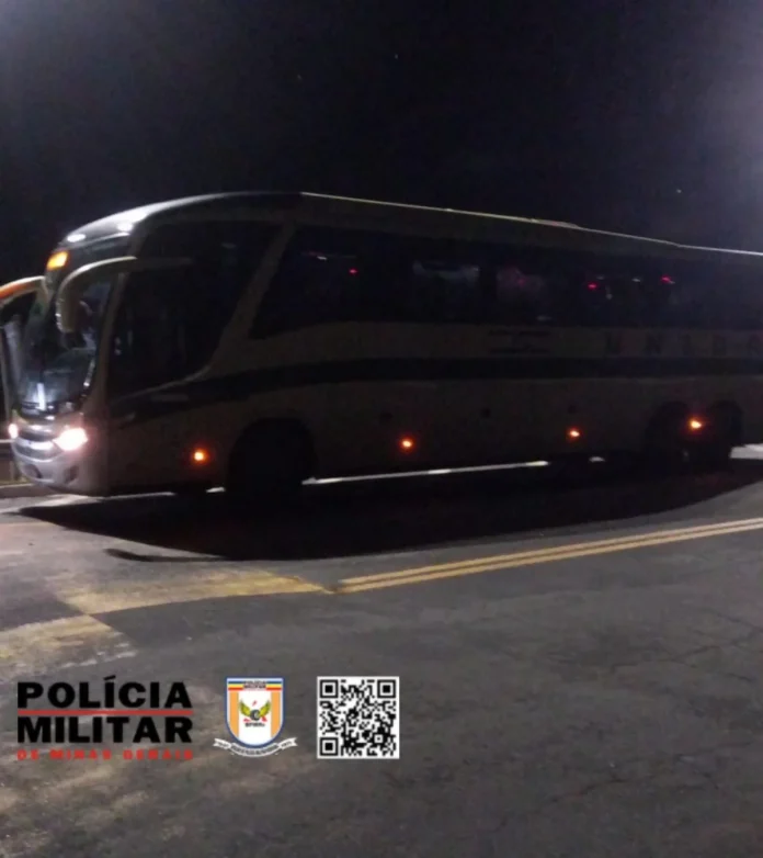 Menor é flagrada com drogas em ônibus de turismo na MGC-265, em Rio Pomba Menor é flagrada com drogas em ônibus de turismo na MGC-265, em Rio Pomba