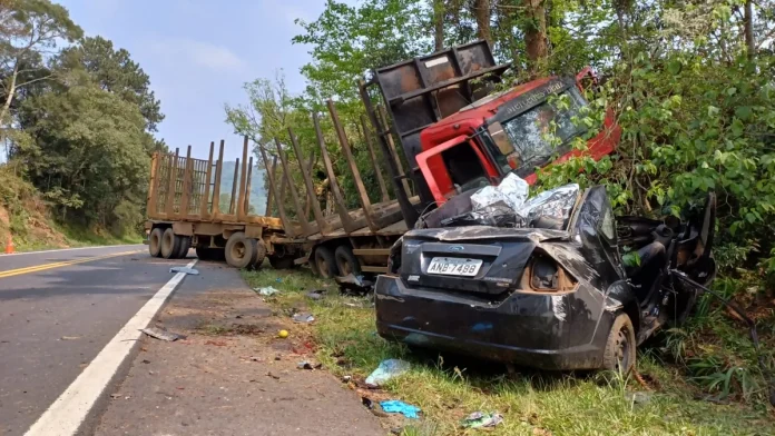 Colisão frontal entre carreta e Fiesta deixa 5 mortos na BR-280/SC, em Porto União Colisão frontal entre carreta e Fiesta deixa 5 mortos na BR-280/SC, em Porto União