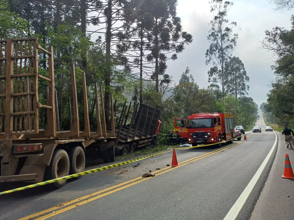 Colisão frontal entre carreta e Fiesta deixa 5 mortos na BR-280/SC, em Porto União