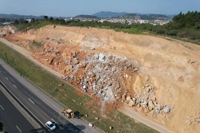 Obras na BR-101/SC têm nova detonação nesta quarta (25), em Capivari de Baixo Obras na BR-101/SC têm nova detonação nesta quarta (25), em Capivari de Baixo