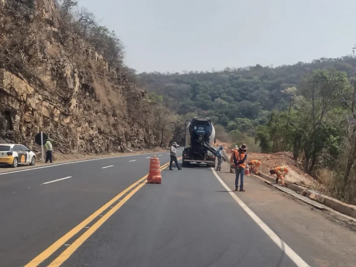 Obras de terceira faixa da MG-050, em Furnas, serão concluídas até dezembro Obras de terceira faixa da MG-050, em Furnas, serão concluídas até dezembro