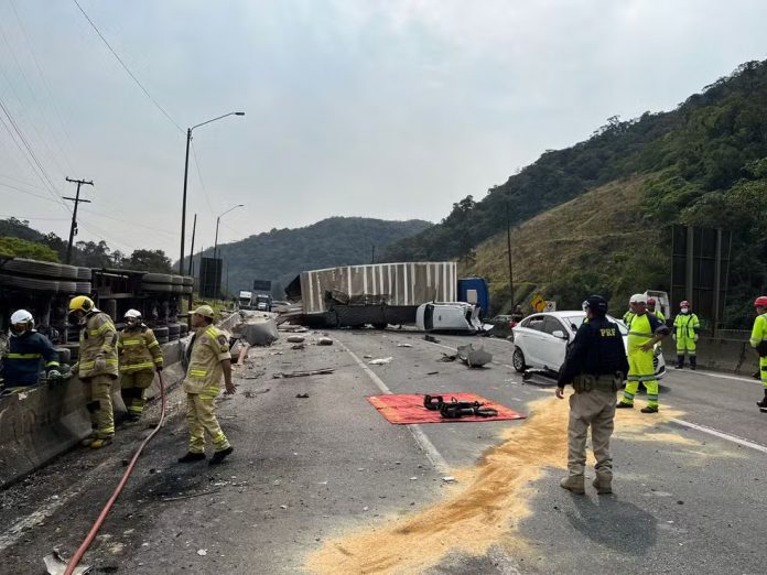 Acidente na BR-376/PR mata uma pessoa e provoca interdição total, em Guaratuba Acidente na BR-376/PR mata uma pessoa e provoca interdição total, em Guaratuba