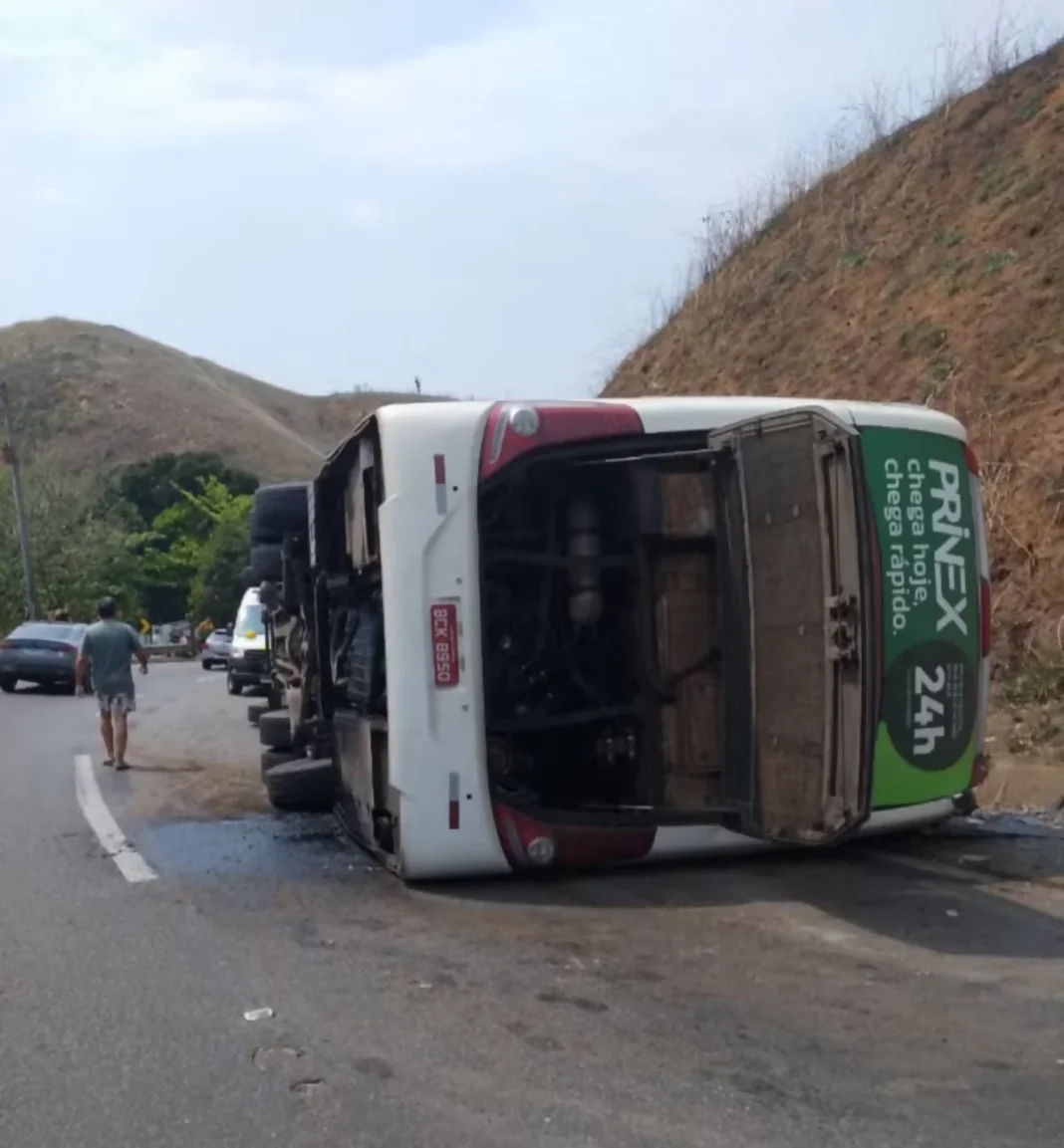 Ônibus com time de futebol americano tomba na Serra das Araras (RJ) e mata três