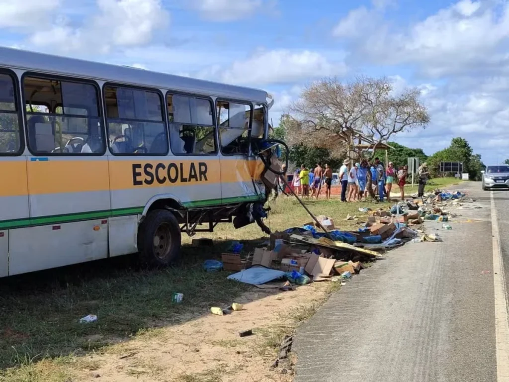 Caminhão-baú choca contra ônibus escolar na BA-099 e ajudante morre