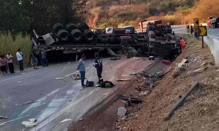 Caminhoneiro morre e passageira fica gravemente ferida na BR-262/MG Caminhoneiro morre e passageira fica gravemente ferida na BR-262/MG