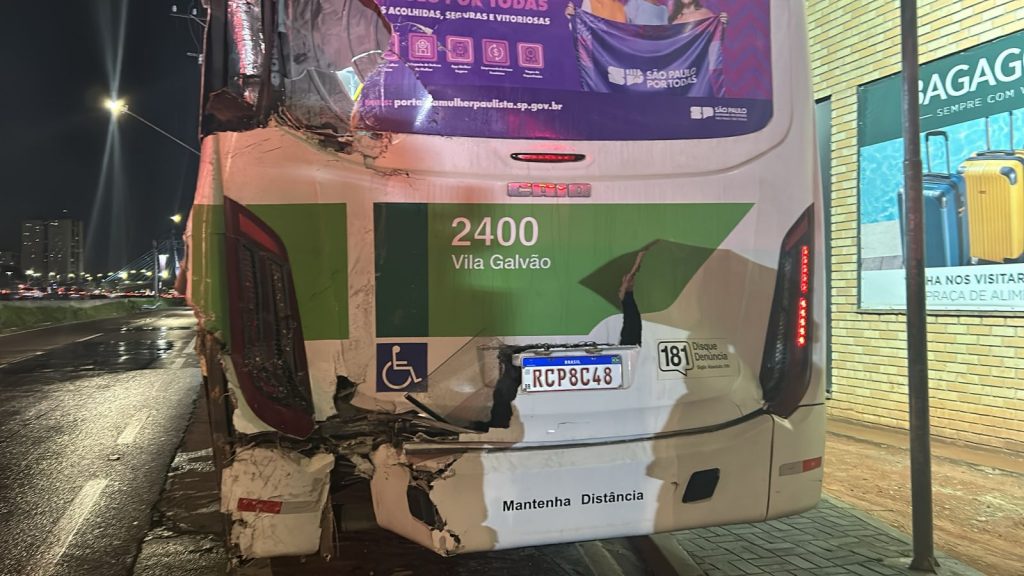 VÍDEO: Micro-ônibus bate em ônibus parado na Dutra e deixa 32 feridos, em Guarulhos (SP)