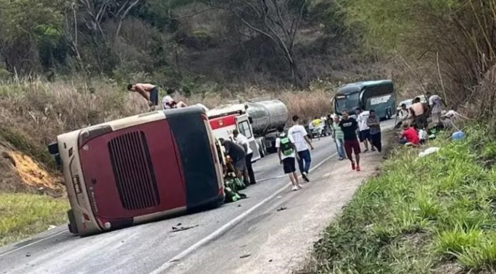 Ônibus da Prisma Tur tomba na BR-418/MG, em Carlos Chagas, em Minas Geris, nesse domingo (13), e deixa feridos. Ônibus da Prisma Tur tomba na BR-418/MG, em Carlos Chagas, em Minas Geris, nesse domingo (13), e deixa feridos.
