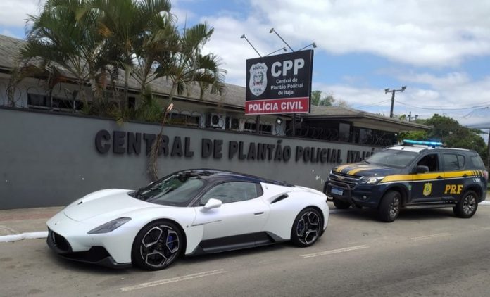 Homem com CNH suspensa é flagrado em carro superesportivo com placas escondidas na BR-101/SC Homem com CNH suspensa é flagrado em carro superesportivo com placas escondidas na BR-101/SC