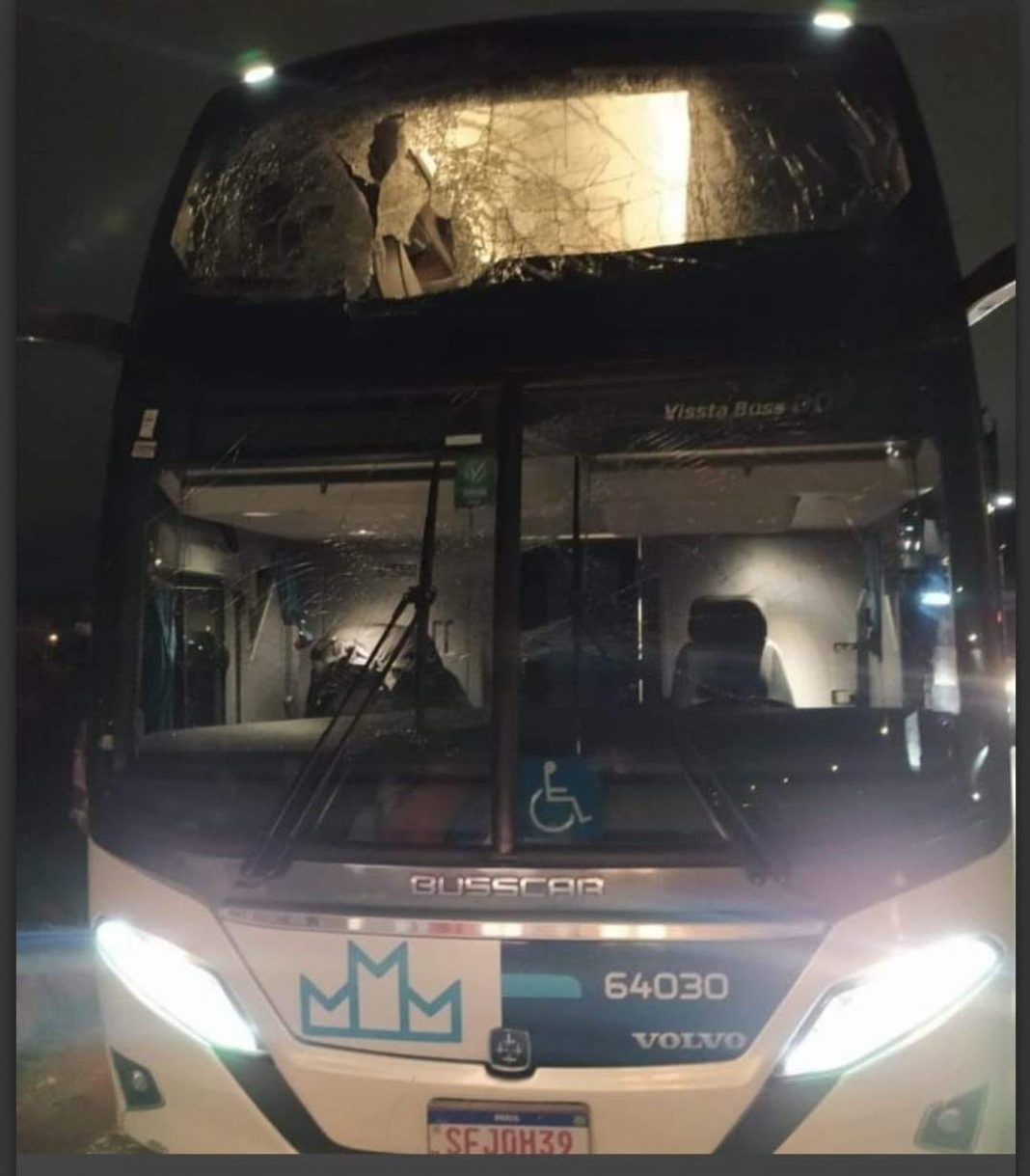 Roda de caminhão se solta na BR-376/PR, atinge ônibus da Penha e mata passageiro Roda de caminhão se solta na BR-376/PR, atinge ônibus da Penha e mata passageiro