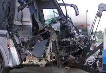 Ônibus com equipe sub-21 de vôlei de Bauru bate em carreta na SP-280 e deixa 6 feridos Ônibus com equipe sub-21 de vôlei de Bauru bate em carreta na SP-280 e deixa 6 feridos