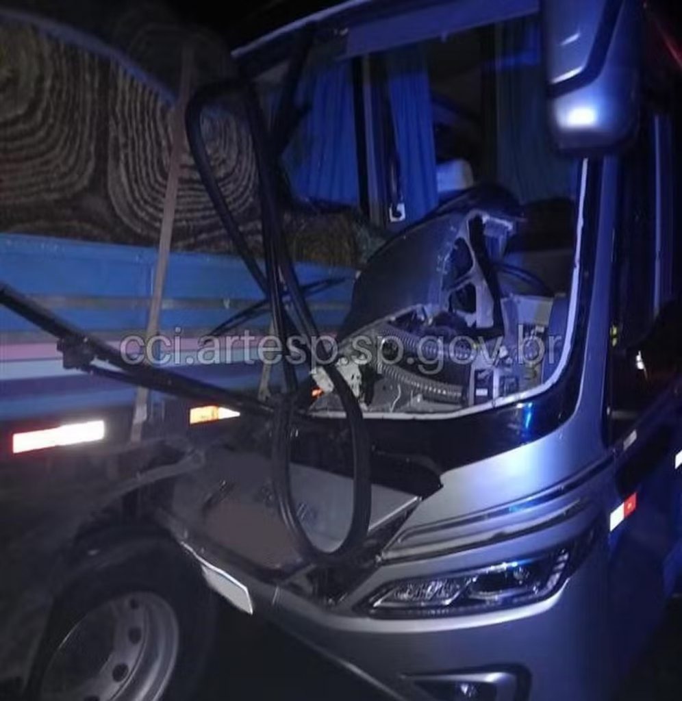 Ônibus com equipe sub-21 de vôlei de Bauru bate em carreta na SP-280 e deixa 6 feridos