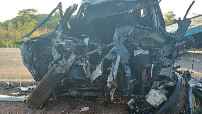 Acidente na BR-364/MT envolvendo carreta e carro deixa 4 mortos Acidente na BR-364/MT envolvendo carreta e carro deixa 4 mortos