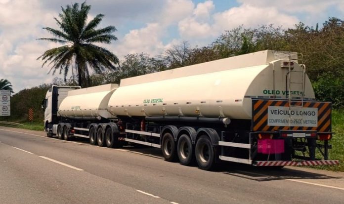 Carreta com 18 toneladas de excesso e autorização vencida é apreendida na BR-324/BA Carreta com 18 toneladas de excesso e autorização vencida é apreendida na BR-324/BA