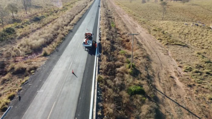 Rodovia BR-030/BA passa por obras de pavimentação, entre Cocos e Carinhanha Rodovia BR-030/BA passa por obras de pavimentação, entre Cocos e Carinhanha