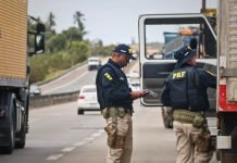 Polícia flagra caminhoneiro com “rebites” na BR-101/SE Polícia flagra caminhoneiro com "rebites" na BR-101/SE