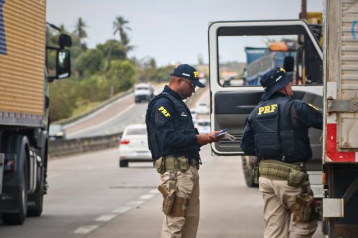 Polícia flagra caminhoneiro com "rebites" na BR-101/SE