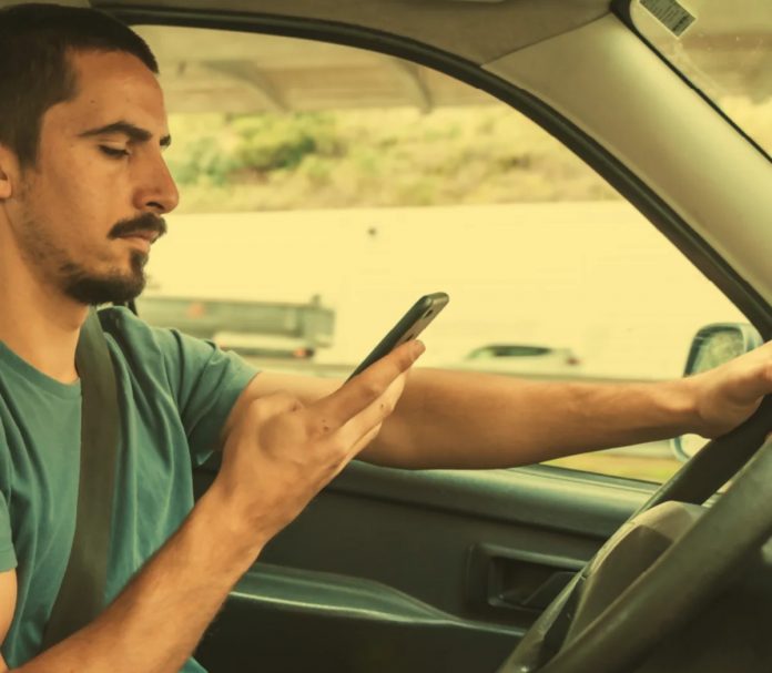 Fique atento no trânsito! Uso do celular na direção pode provocar acidentes e mortes