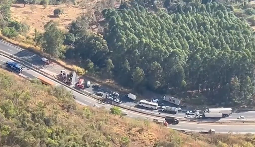 Caminhoneiro morre e passageira fica gravemente ferida na BR-262/MG