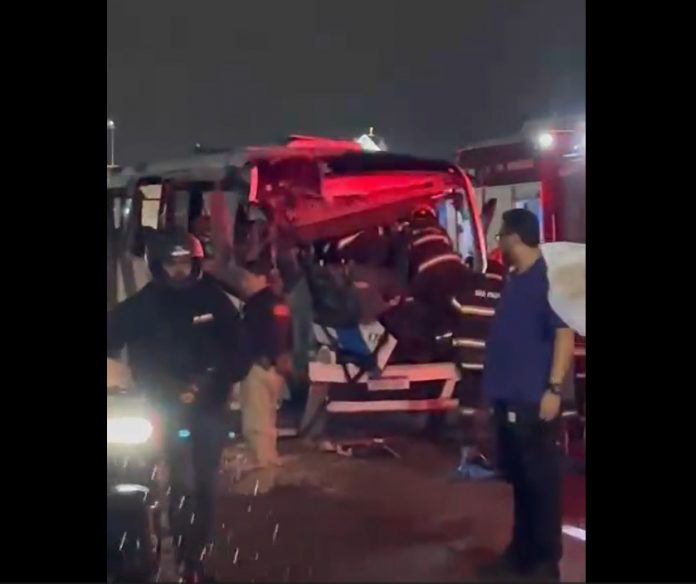 VÍDEO: Micro-ônibus bate em ônibus parado na Dutra e deixa 32 feridos, em Guarulhos (SP)