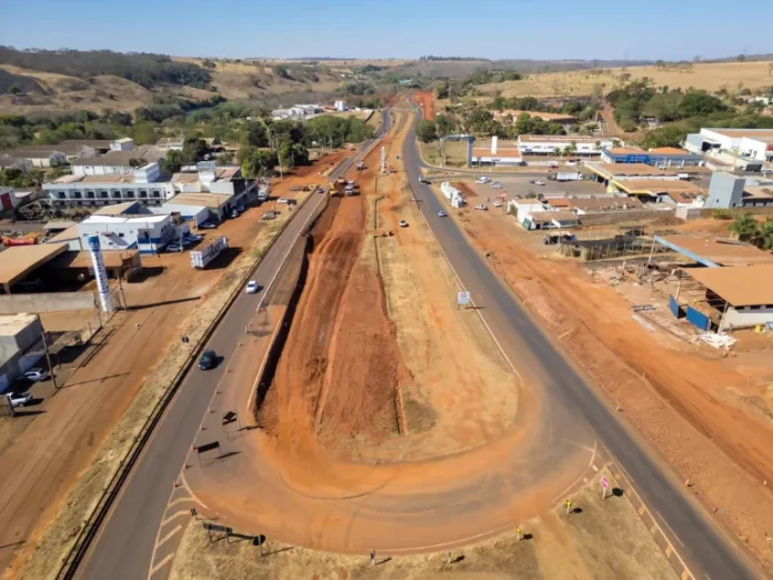 Obras na BR-365/MG alteram o tráfego em Ituiutaba, nesta segunda (7) Obras na BR-365/MG alteram o tráfego em Ituiutaba, nesta segunda (7)