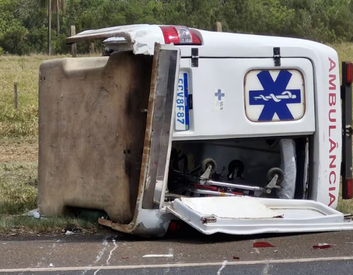 Três mulheres morrem em acidente com ambulância que se partiu ao meio na SP-245 Três mulheres morrem em acidente com ambulância que se partiu ao meio na SP-245