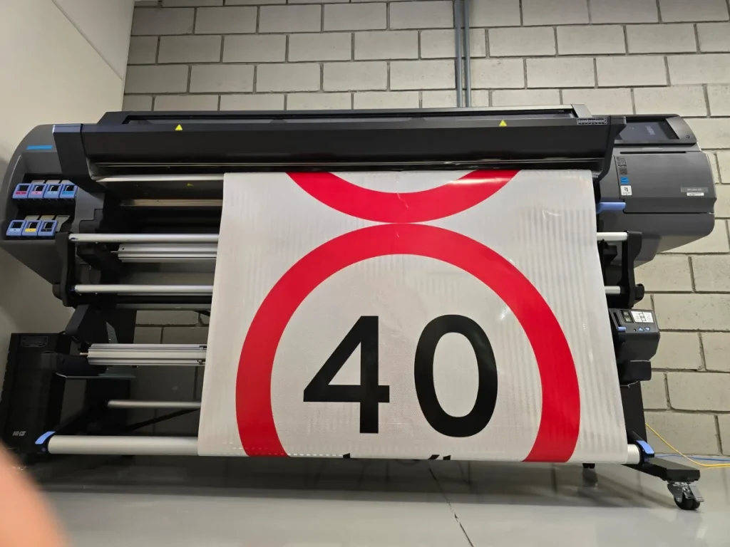 Concessionária do RS inova ao fabricar placas de sinalização em meia hora