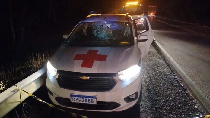 Peça de roda de carreta se solta, atinge ambulância na BR-116/SC e 1 pessoa morre Peça de roda de carreta se solta, atinge ambulância na BR-116/SC e 1 pessoa morre