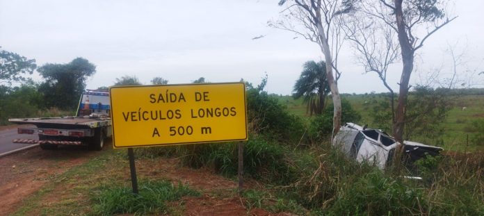 VW Amarok capota na SP-563, em Dracena, e passageiro morre na hora