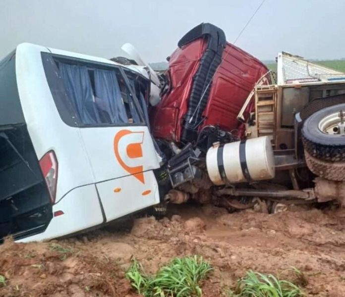 Acidente na MT-140 entre micro-ônibus e carreta deixa dois feridos