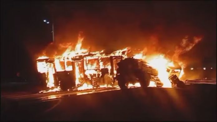 Colisão frontal entre ônibus e caminhão na SP-332 deixa dois mortos e 17 feridos