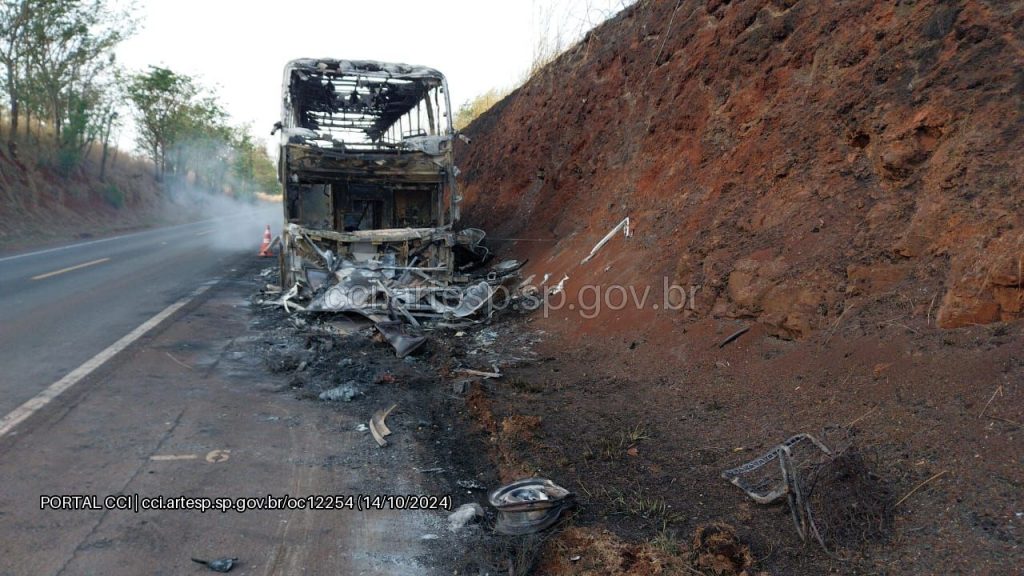 Duas pessoas morrem carbonizadas em acidente entre ônibus e Fusca na SP-255