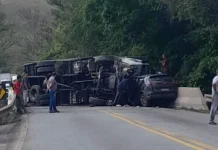 Acidente entre caminhão e carro interdita BR-040/MG e deixa 4 feridos, em Juiz de Fora Acidente entre caminhão e carro interdita BR-040/MG e deixa 4 feridos, em Juiz de Fora