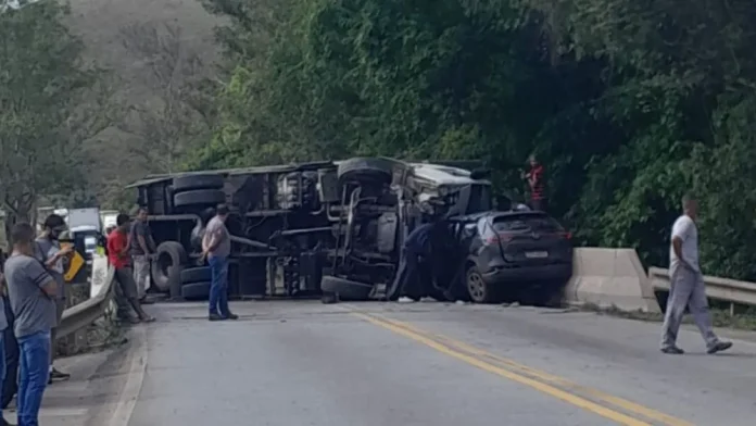 Acidente entre caminhão e carro interdita BR-040/MG e deixa 4 feridos, em Juiz de Fora Acidente entre caminhão e carro interdita BR-040/MG e deixa 4 feridos, em Juiz de Fora