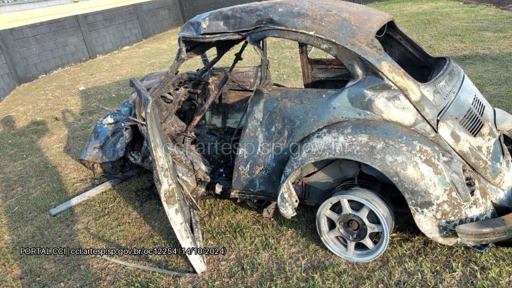 Duas pessoas morrem carbonizadas em acidente entre ônibus e Fusca na SP-255