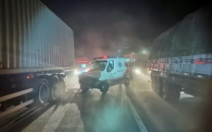 Acidente com ambulância e carreta na BR-381/MG mata homem, em Pouso Alegre Acidente com ambulância e carreta na BR-381/MG mata homem, em Pouso Alegre