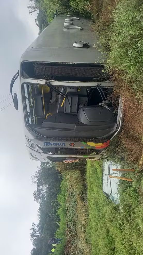 Ônibus cai em ribanceira na Estrada Pinheirinho, em Itaquaquecetuba (SP) Ônibus cai em ribanceira na Estrada Pinheirinho, em Itaquaquecetuba (SP)