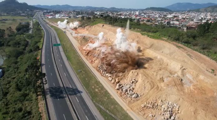BR-101/SC tem nova etapa de detonação de rochas, nesta sexta (18) BR-101/SC tem nova etapa de detonação de rochas, nesta sexta (18)