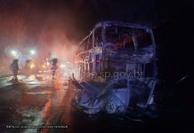 Duas pessoas morrem carbonizadas em acidente entre ônibus e Fusca na SP-255 Duas pessoas morrem carbonizadas em acidente entre ônibus e Fusca na SP-255