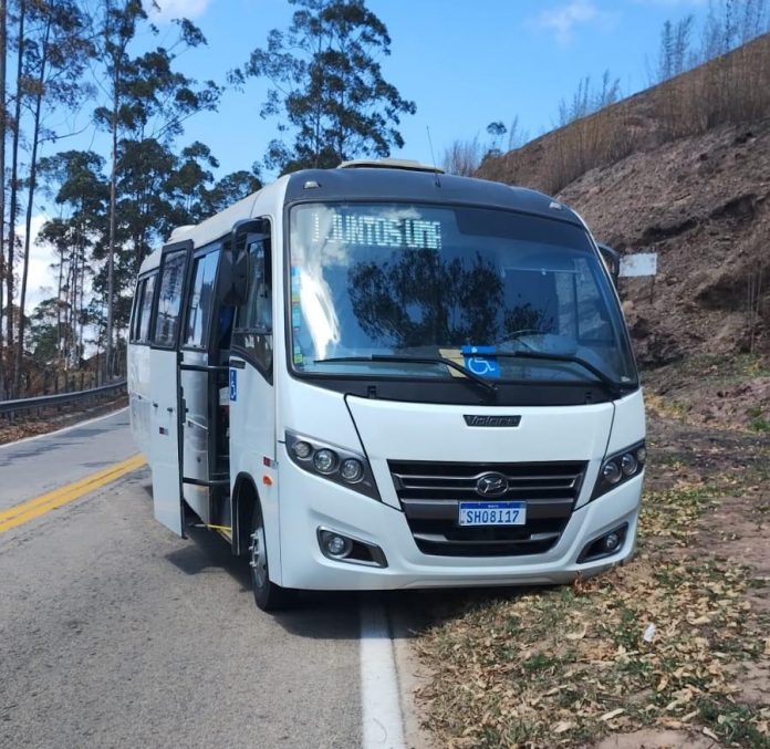 Micro-ônibus de Visconde do Rio Branco se envolve em acidente na MG-353 Micro-ônibus de Visconde do Rio Branco se envolve em acidente na MG-353