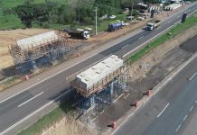Serviços de içamento de vigas alteram o tráfego na BR-101, em Três Forquilhas (RS) Serviços de içamento de vigas alteram o tráfego na BR-101, em Três Forquilhas (RS)