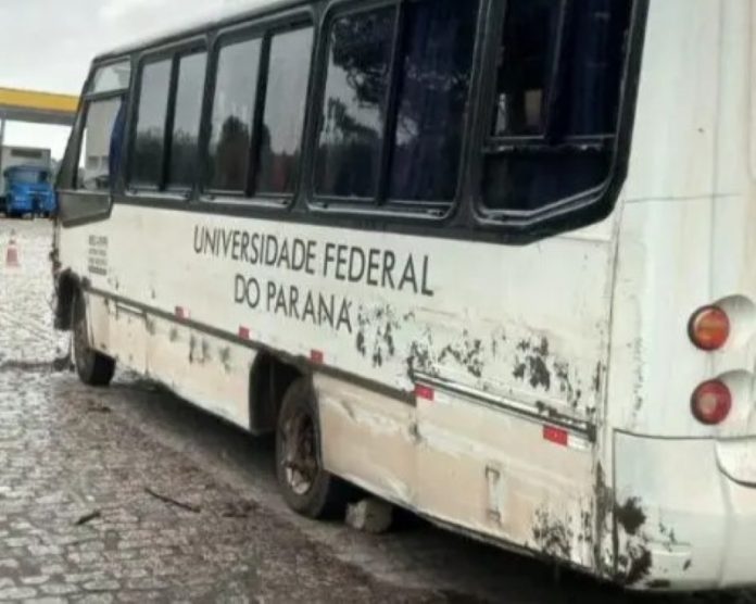 Ônibus com 20 estudantes se envolve em acidente na BR-277/PR