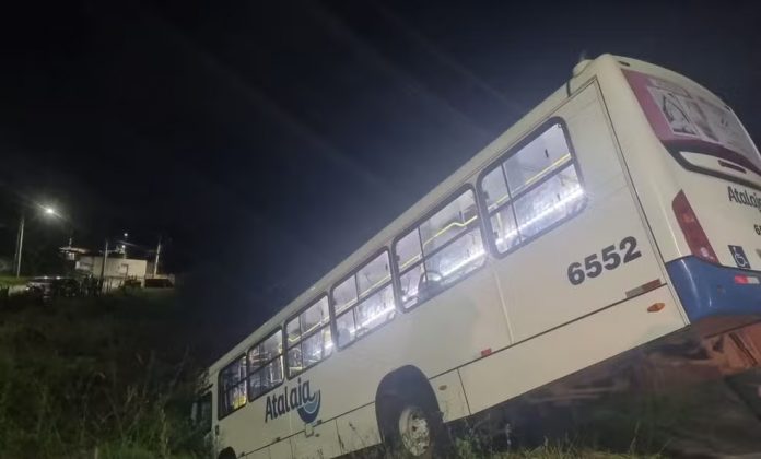 Ônibus e carro se envolvem em acidente na SE-464 e deixa homem ferido Ônibus e carro se envolvem em acidente na SE-464 e deixa homem ferido