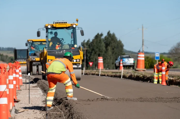 Iniciada a pavimentação na duplicação da BR-386, em Soledade (RS)