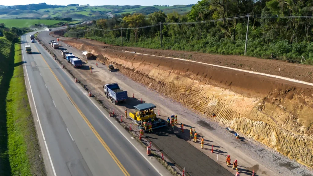 Iniciada a pavimentação na duplicação da BR-386, em Soledade (RS)