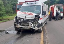 Ambulância de Descanso (SC) bate em caminhão e deixa feridos na BR-282 Ambulância de Descanso (SC) bate em caminhão e deixa feridos na BR-282