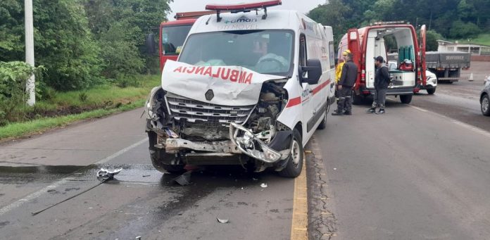 Ambulância de Descanso (SC) bate em caminhão e deixa feridos na BR-282 Ambulância de Descanso (SC) bate em caminhão e deixa feridos na BR-282